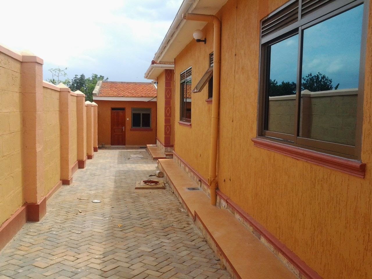 HOUSES FOR SALE KAMPALA, UGANDA HOUSE FOR SALE BUWATE KAMPALA, UGANDA